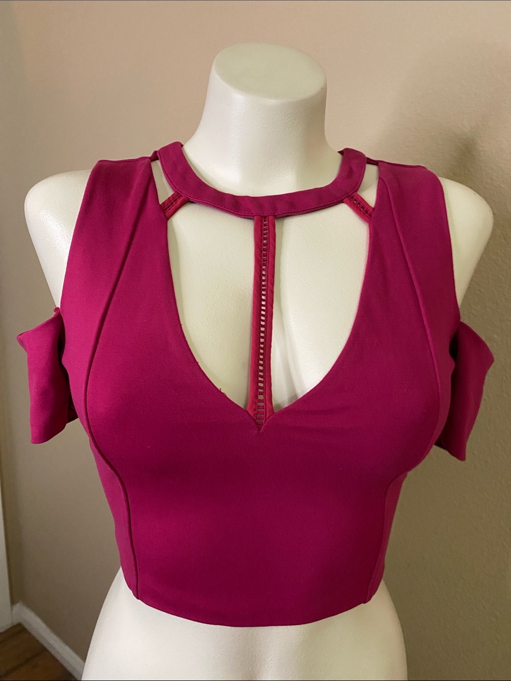 bebe Magenta Cold-Shoulder Zip-Back cage front Crop Top S